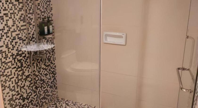 Bathroom 4, Delton Hotel, Kaohsiung