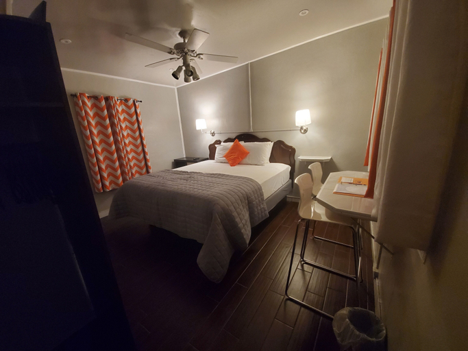 Room 4, Orange Motel, Lake