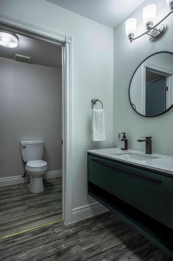 Bathroom 2, Gateway Hotel and Suites, Division No. 7