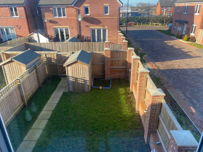 Property grounds 2, House Sleeps 6 With Garden and Parking, Doncaster