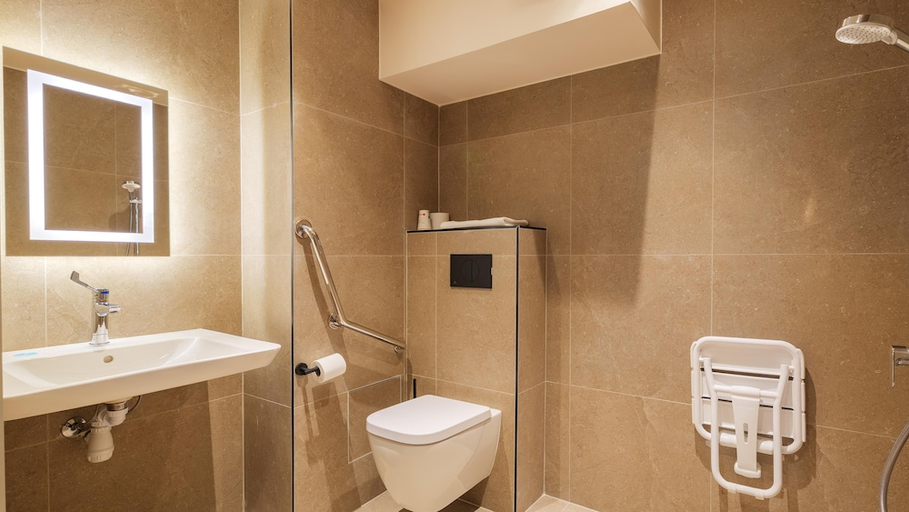 Bathroom 5, Premiere Classe Marne La Vallee - Saint Thibault d, Seine-et-Marne