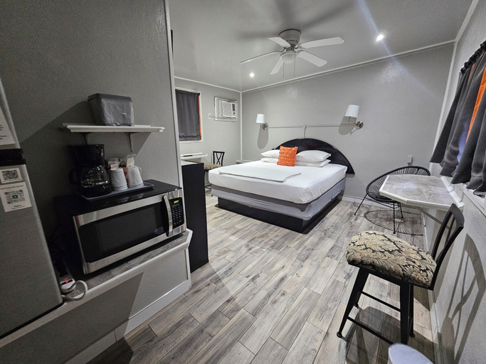 Room 5, Orange Motel, Lake
