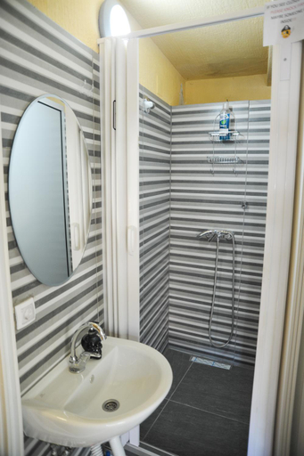 Bathroom 3, Pirate Backpackers
