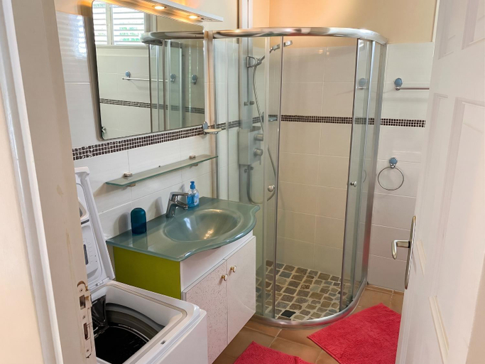 Bathroom, Maison spacieuse avec jardin au Diamant, proche plages, Les Anses-d'Arlets