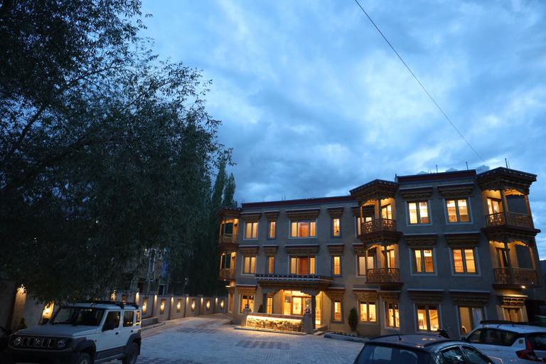 Exterior & Views