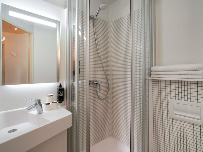 Bathroom, ibis budget Rennes Chantepie - Renovated hotel, Ille-et-Vilaine