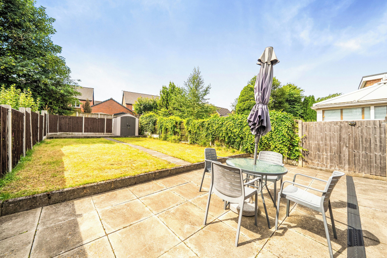 Outdoor dining 3, House Sleeps 4 - Free Parking and Garden, Tameside