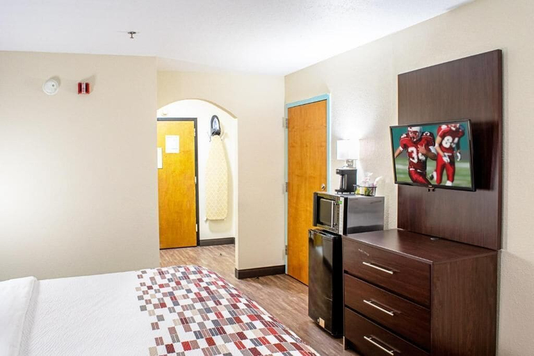 Bedroom 3, Red Roof Inn & Suites Middletown - Franklin, Warren