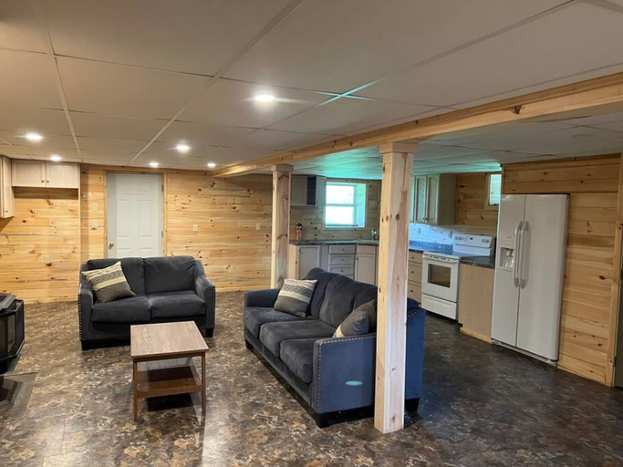 Room 5, Family Friendly Cottage Walking Distance to Lions Head Beach, Bruce