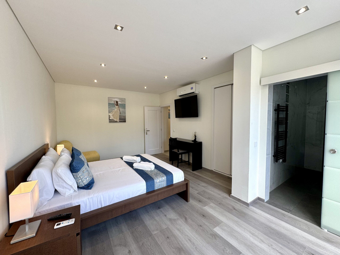 Room 4, Vilamoura Deluxe 2 With Pool by Homing, Loulé
