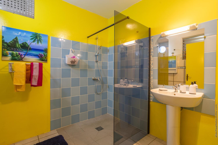 Bathroom 2, Proprizen, Rivière-Salée