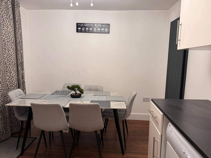 Dining, Modern Easedale House - 3 Bed House in Hornchurch, London
