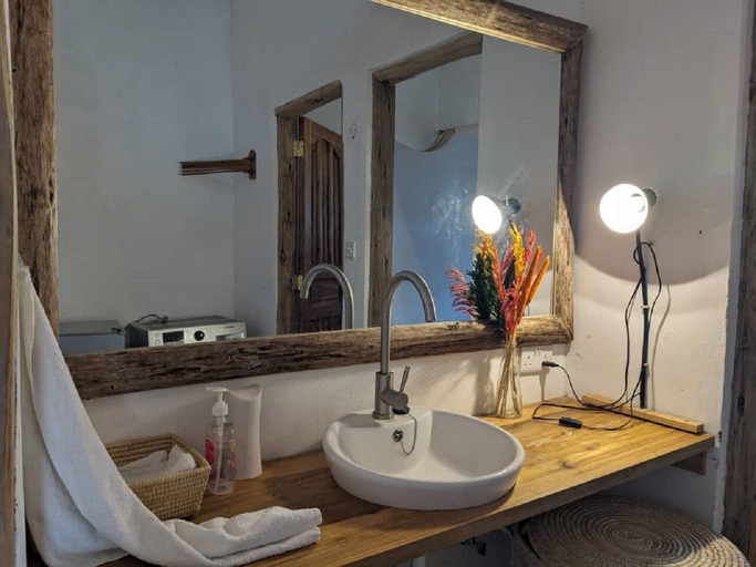Bathroom 3, Giraffe Gallery Home-Josmac Tours & Arts, Meru