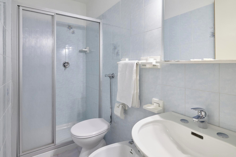 Bathroom 3, Hotel Cima Tosa, Trento