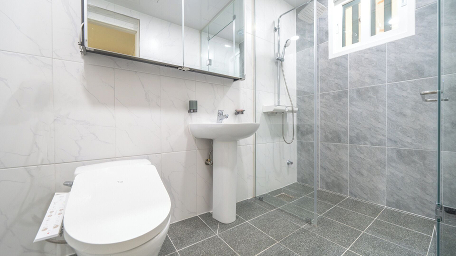 Bathroom 4, Ganghwado Narangstay Poolvilla Pension, Ganghwa