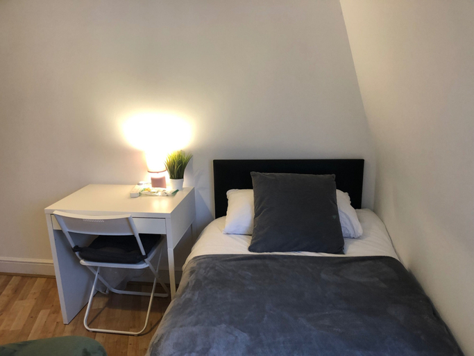 Room 4, Eurostar 3 BR Flat 2 Bath Sleeps 10 Suite Room, London
