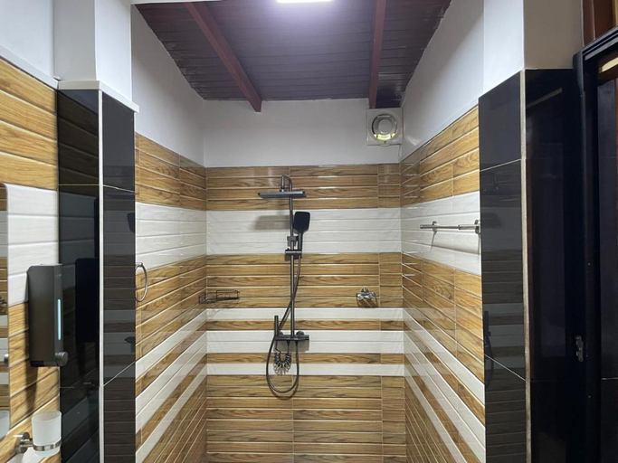 Bathroom 2, LAMIACEAE WOOD CABIN, Ella