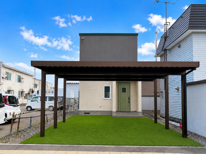 Exterior & Views