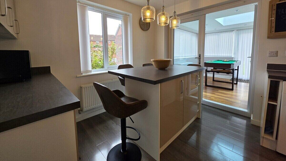 Shared kitchen 3, Stylish & Modern 4BR Home in Shirebrook, Derbyshire