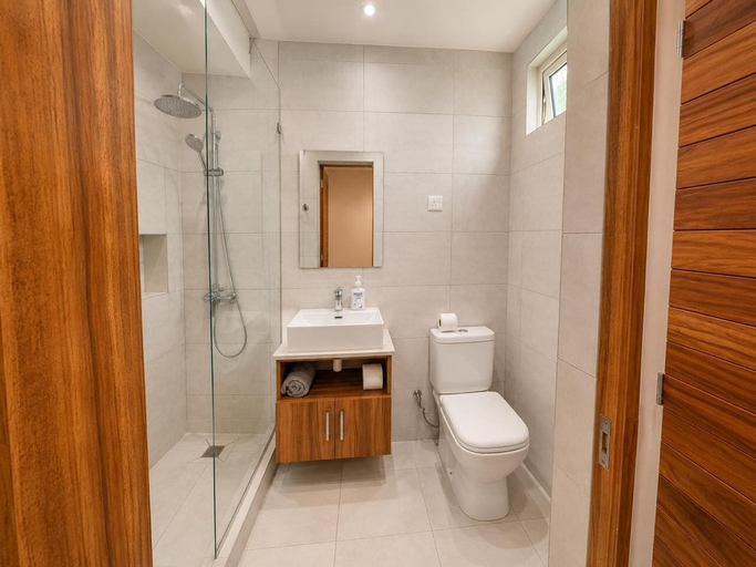Bathroom 3, Phoenix Beach, Black River