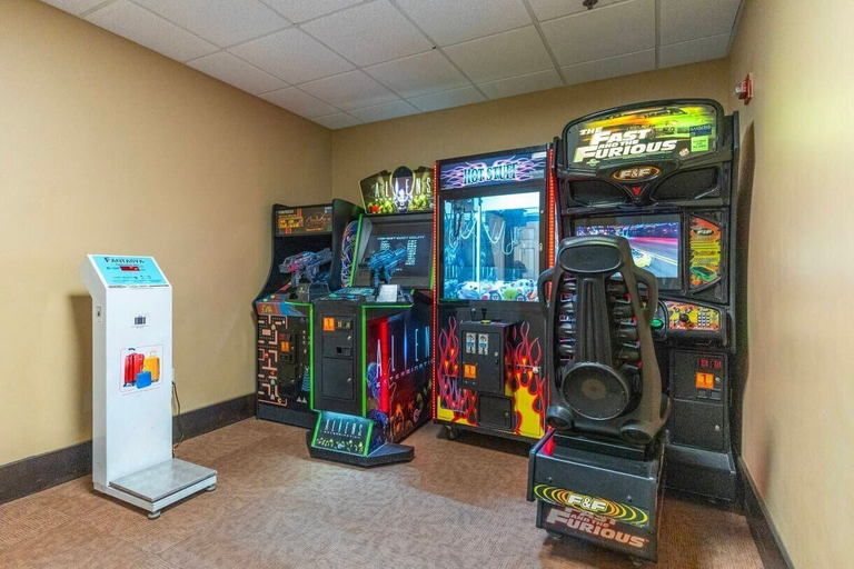 Game room, Pool View Suite Near Universal for 6, Orange