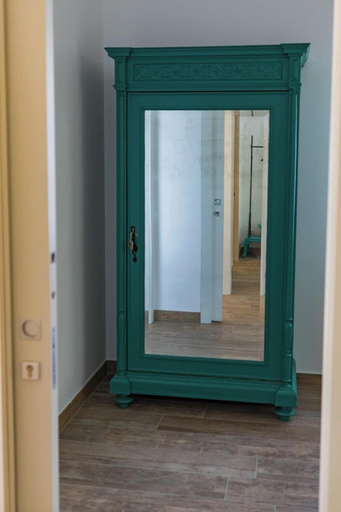 Room 5, Saranto, Modena
