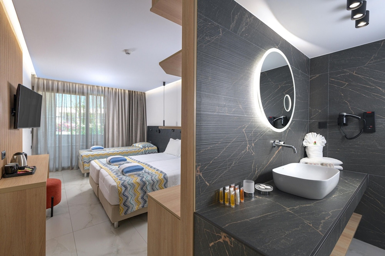 Bathroom 5, Avra Beach, South Aegean