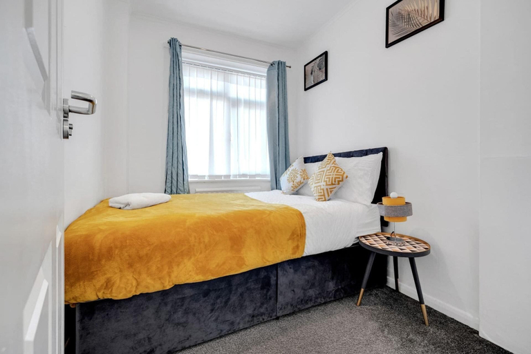 Room 2, 4 Bedrooms - Up To 11 Guests - Free Parking, London