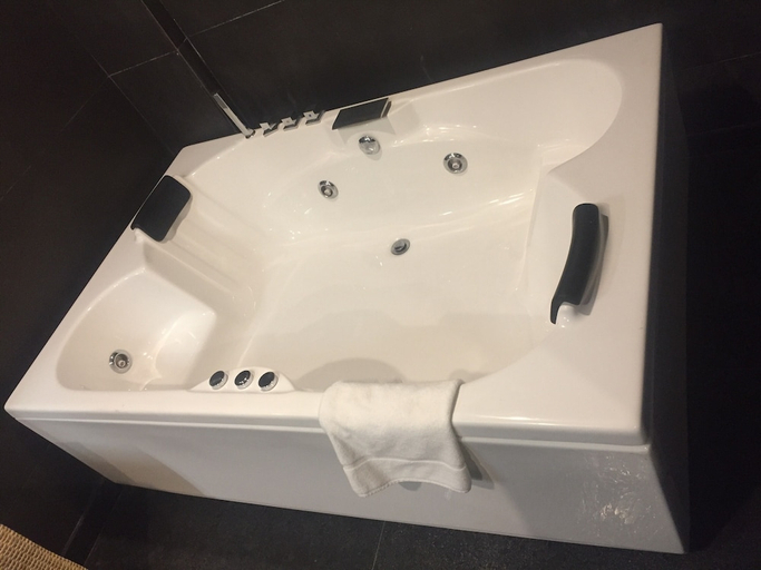 Bathroom 5, Radisson Chandigarh Zirakpur, Sahibzada Ajit Singh Nagar