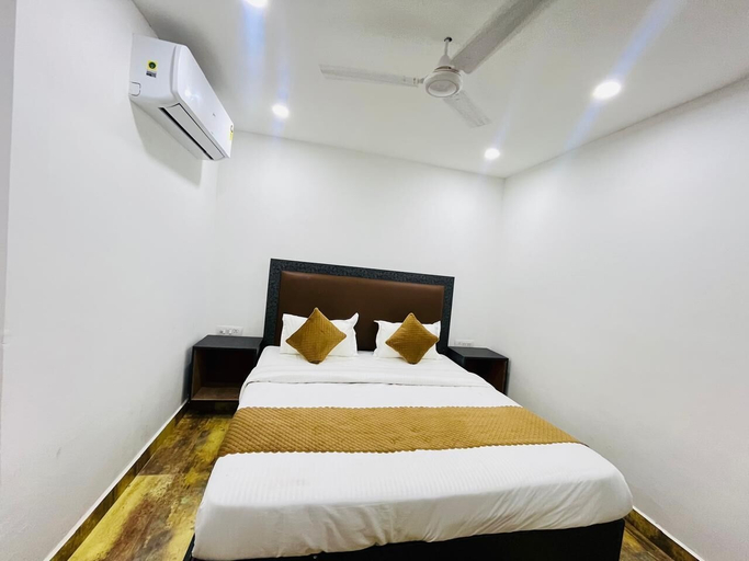 Room 4, Roomshala Casa Royal - GK 1, Delhi