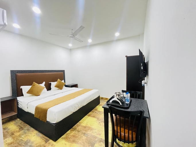 Room 3, Roomshala Casa Royal - GK 1, Delhi