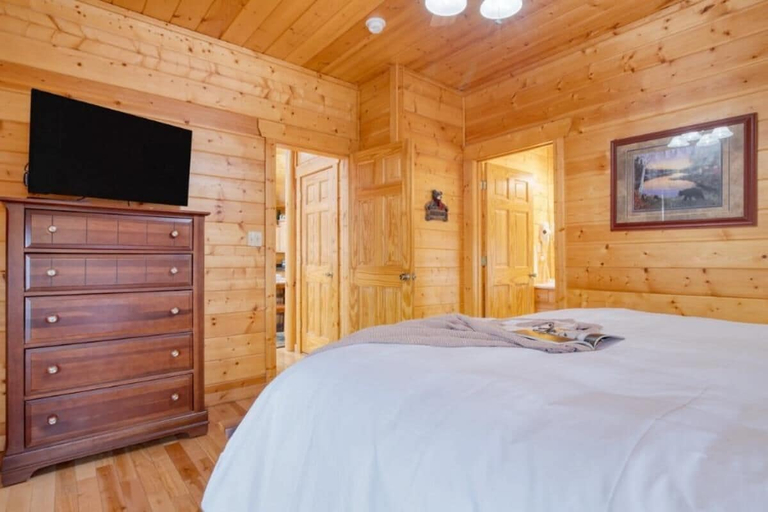Room 3, Whispering Pines, Sevier