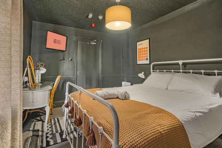 Room 2, Guestready - Rose and Monkey, Manchester