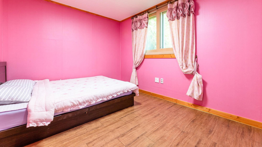 Bedroom 3, Gapyeong Rainbow Pension, Gapyeong