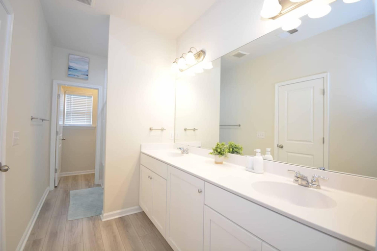 Room 4, Getaway on Mclernon - Top Notch Mid Term Stay, Charleston
