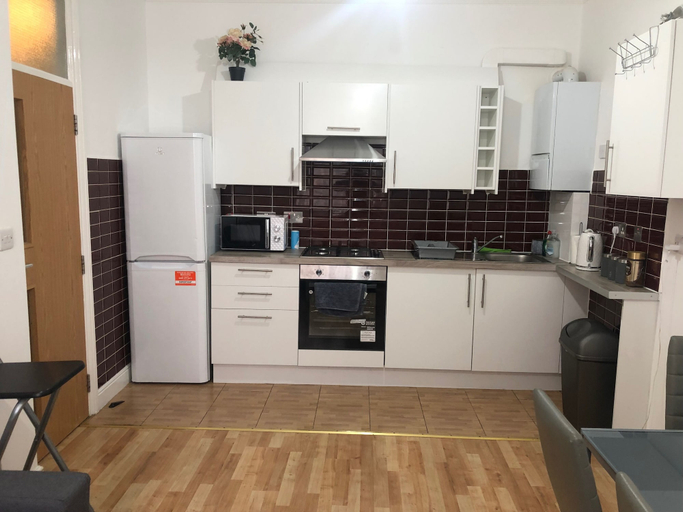 Private kitchen, Eurostar 3 BR Flat 2 Bath Sleeps 10 Suite Room, London