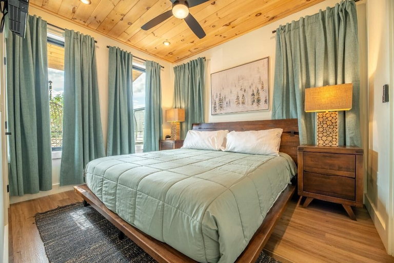 Room 5, Spa Mountain Retreat, Sevier