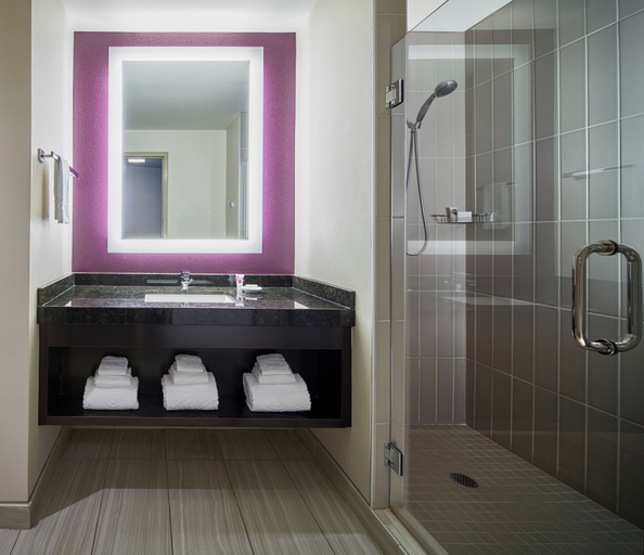 Bathroom 3, Harrah's Cherokee Valley River Hotel & Casino – A Caesars Rewards Destination, Cherokee