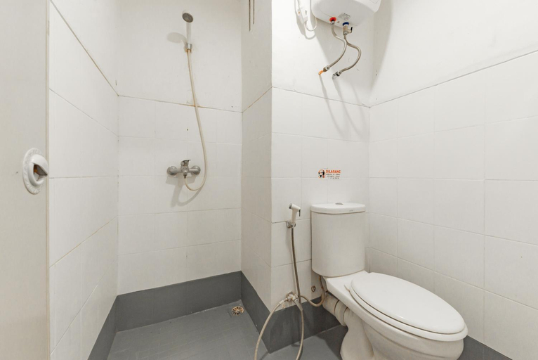 Bathroom 4, RedDoorz Apartment @ Emerald Towers Bandung, Bandung