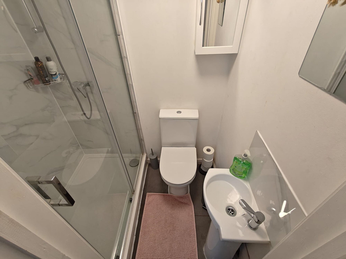 Bathroom 2, Eurostar 3 BR Flat 2 Bath Sleeps 10 Suite Room, London