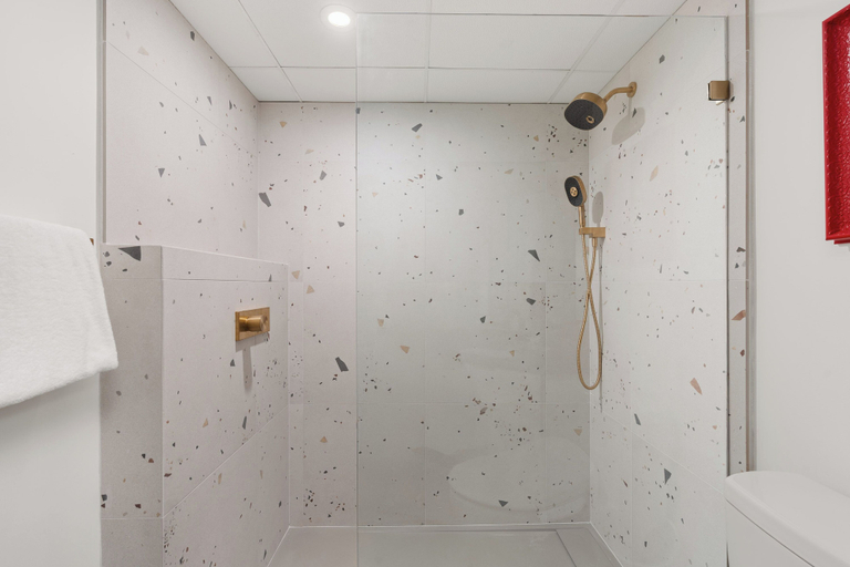 Bathroom 4, Ace Cascade, Squamish-Lillooet