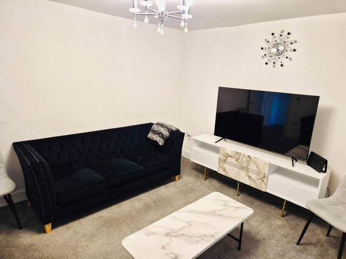 Living area 4, Modern Easedale House - 3 Bed House in Hornchurch, London
