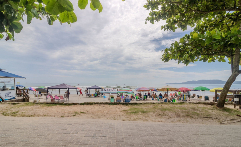 Beach, 3BR Seafront apt w/ BBQ in Itapema Con0101, Itapema