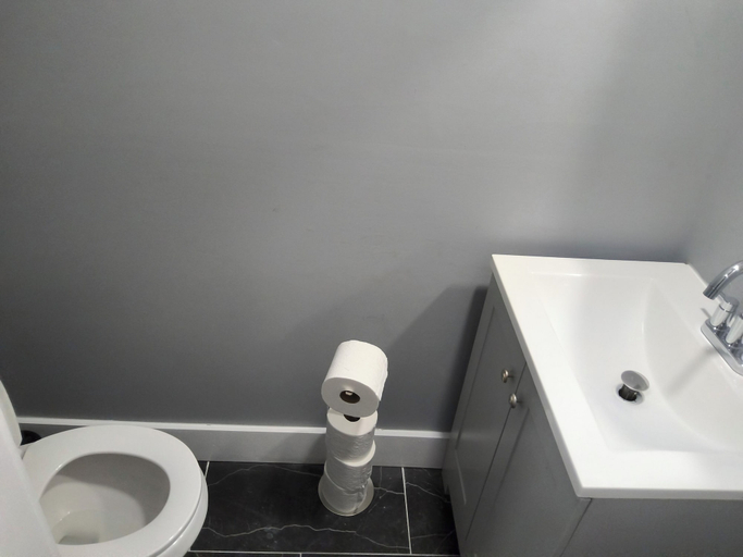 Bathroom 2, Log Comfort 4, Newark