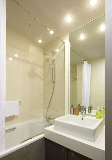 Bathroom 5, Citadines Trafalgar Square London, London