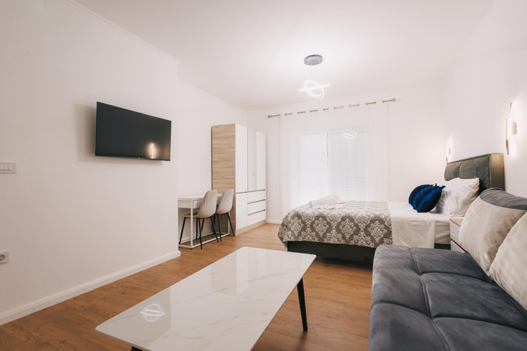 Shared lounge/TV area, Deshira Apartments