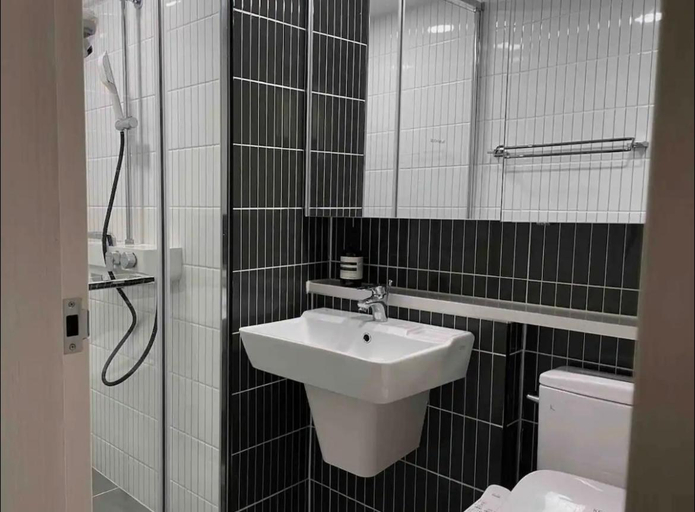Bathroom, The Ball House, Buk