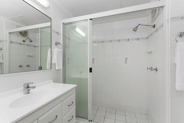Bathroom 3, Cluden Park Motor Inn, Wulguru