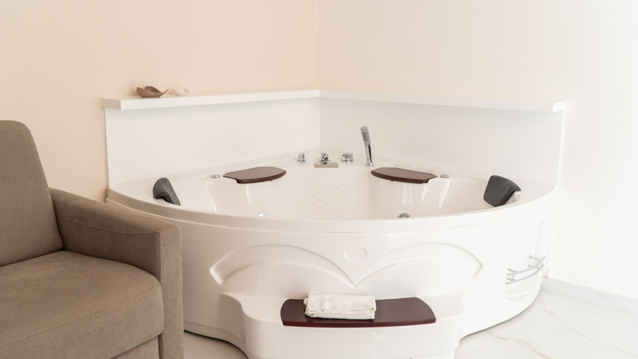 Indoor spa tub, B&B Principe Boemondo Room, Barletta-Andria-Trani