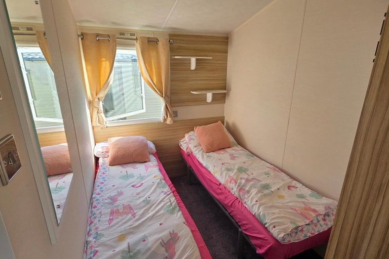 Room 2, 3 Bedroom Cayton Bay Home Sleeps 8 - Pool, North Yorkshire